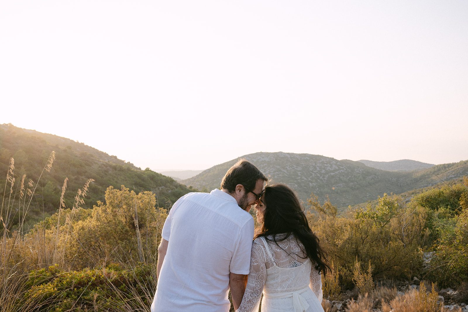 Fara e Ignasi abrazados frente al paisaje al atardecer